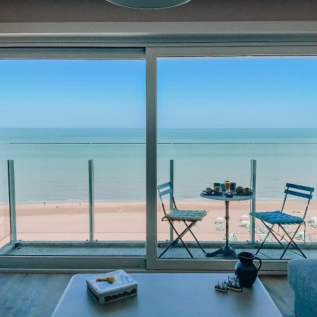 Genieten Van De Vlaamse Kust Met Prachtig Zeezicht De Haan Esterno foto