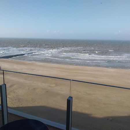 Genieten Van De Vlaamse Kust Met Prachtig Zeezicht De Haan Esterno foto
