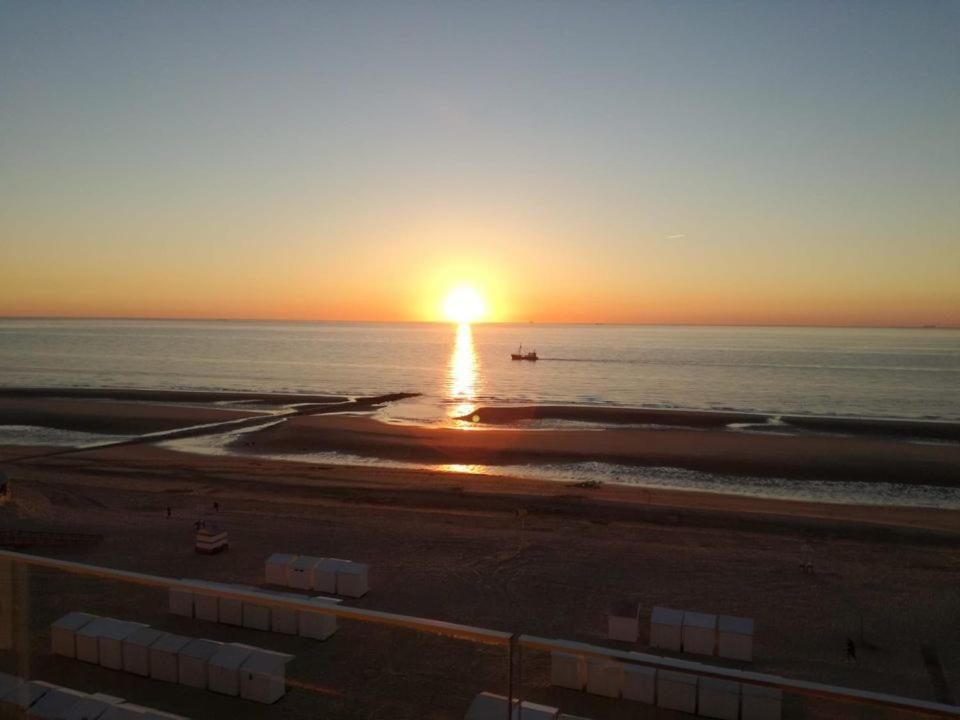 Genieten Van De Vlaamse Kust Met Prachtig Zeezicht De Haan Esterno foto