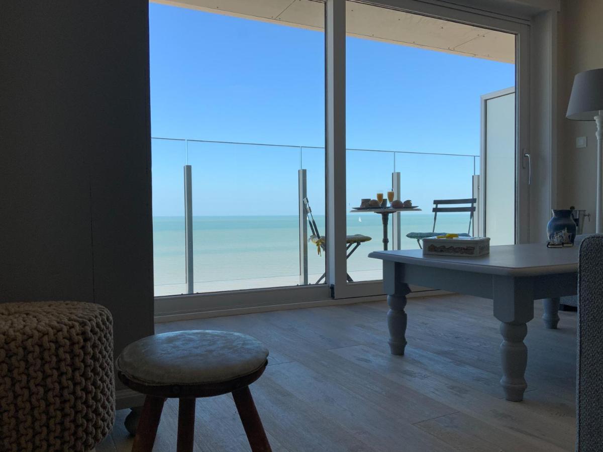 Genieten Van De Vlaamse Kust Met Prachtig Zeezicht De Haan Esterno foto