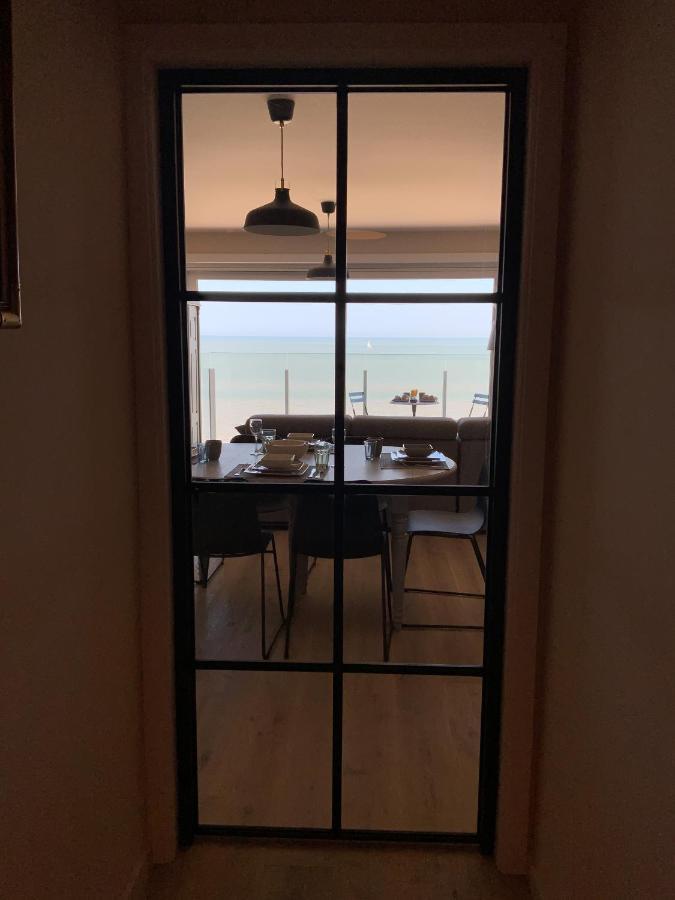 Genieten Van De Vlaamse Kust Met Prachtig Zeezicht De Haan Esterno foto