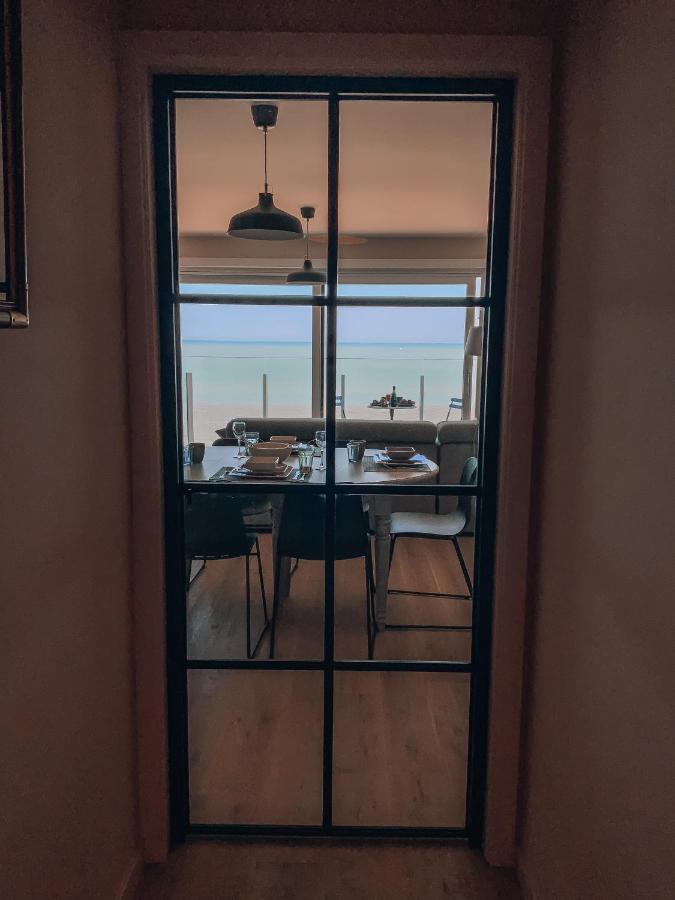 Genieten Van De Vlaamse Kust Met Prachtig Zeezicht De Haan Esterno foto