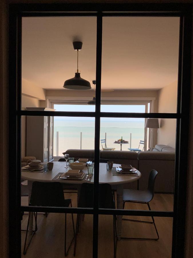 Genieten Van De Vlaamse Kust Met Prachtig Zeezicht De Haan Esterno foto