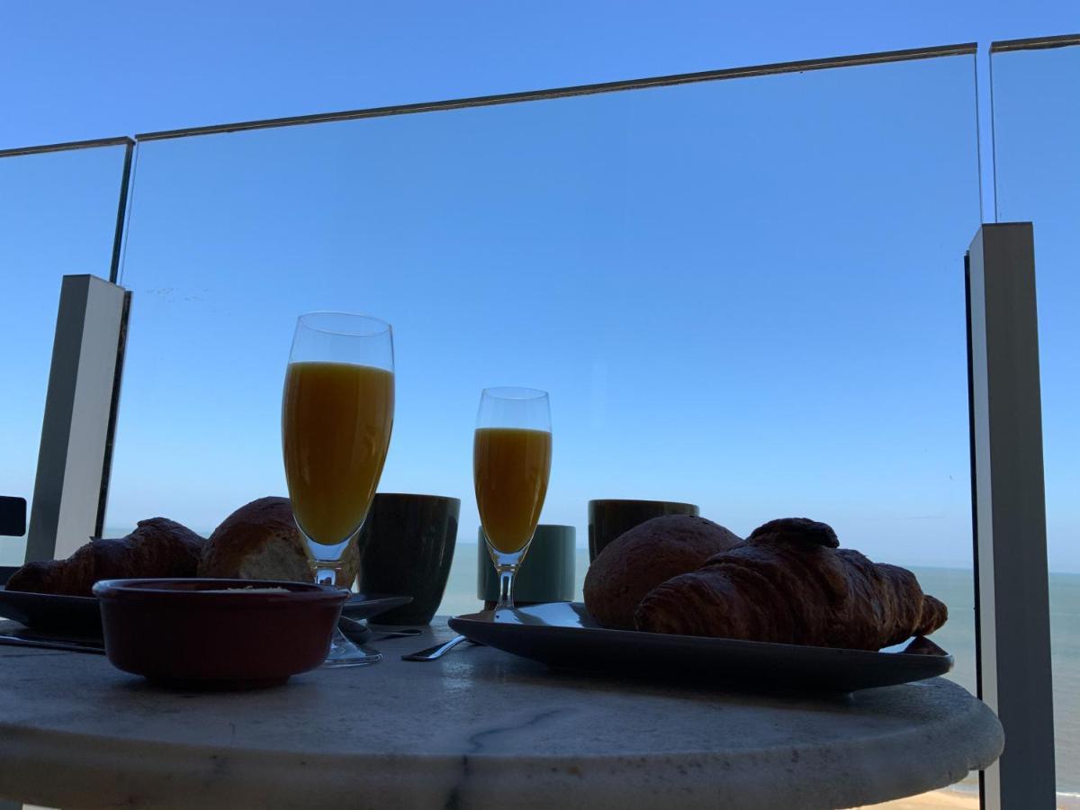 Genieten Van De Vlaamse Kust Met Prachtig Zeezicht De Haan Esterno foto