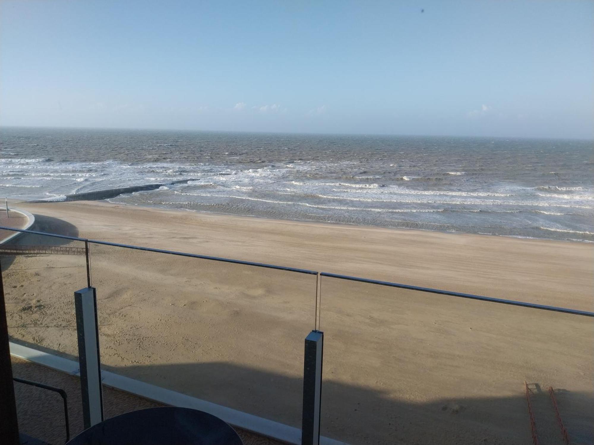 Genieten Van De Vlaamse Kust Met Prachtig Zeezicht De Haan Esterno foto
