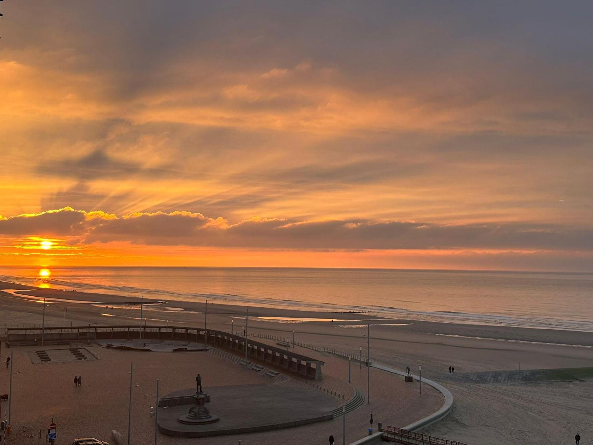Genieten Van De Vlaamse Kust Met Prachtig Zeezicht De Haan Esterno foto